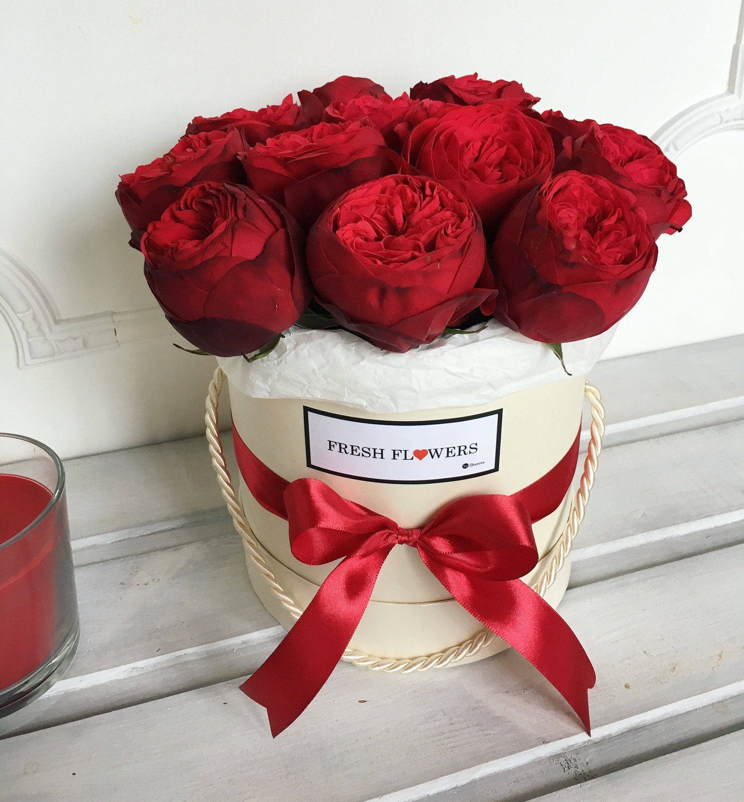 Алые розы в шляпных коробках