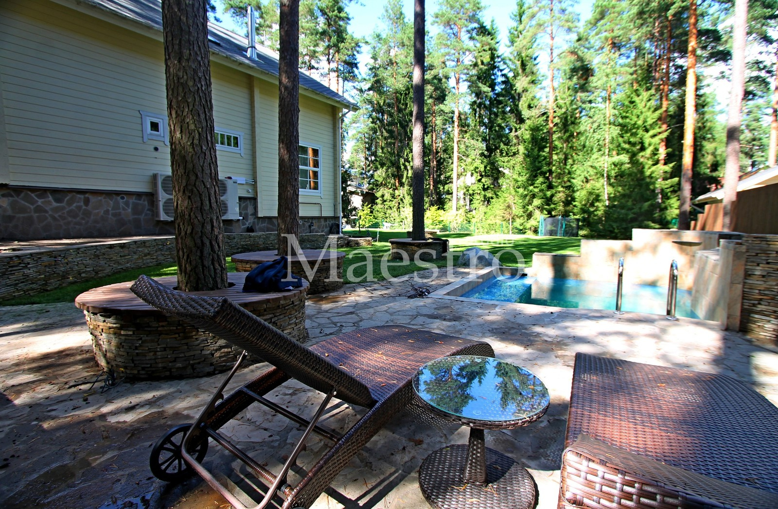 Зона отдыха перед бассейном