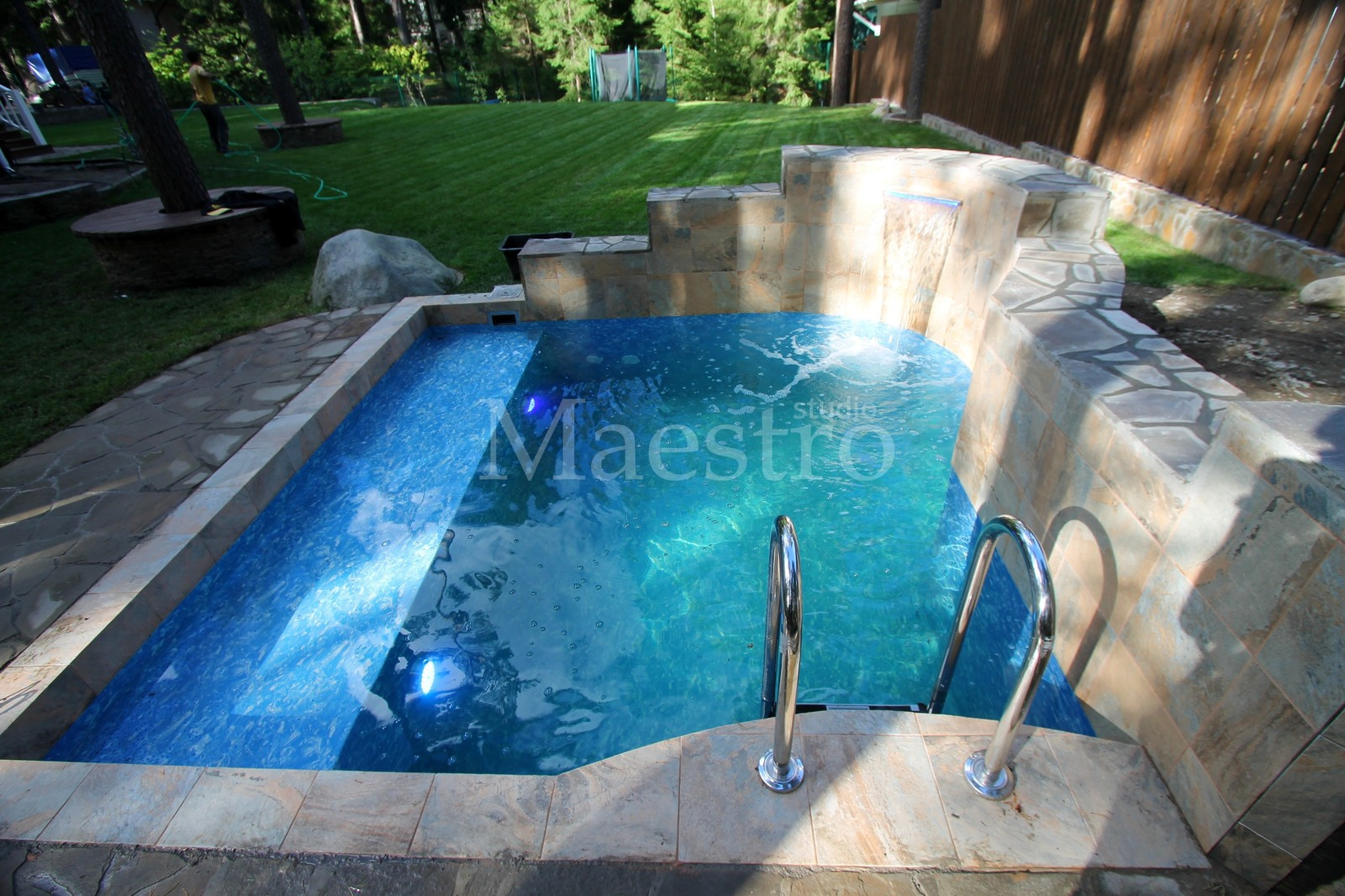 Бассейн с подсветкой и водопадом