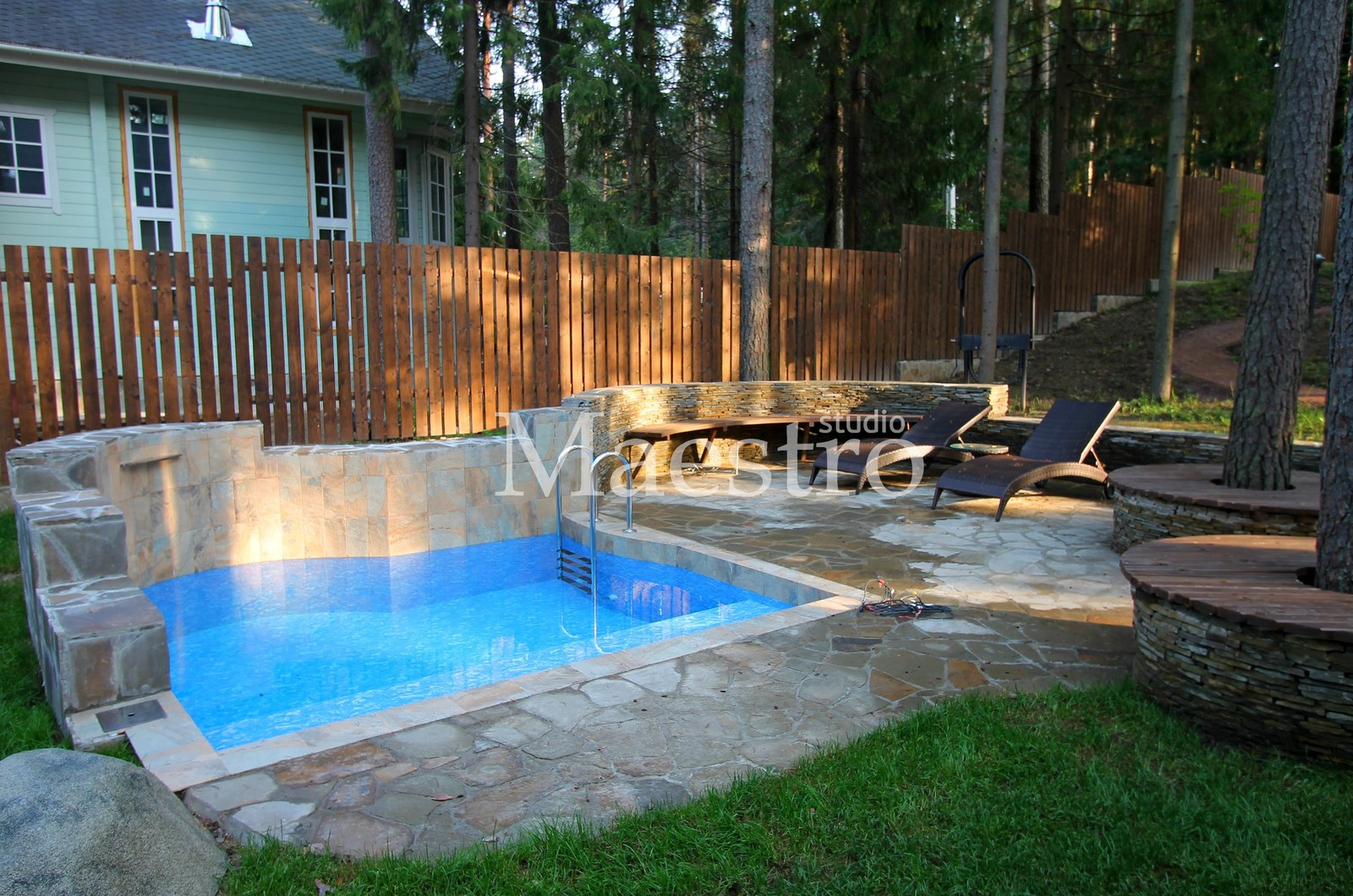 Бассейн и зона отдыха