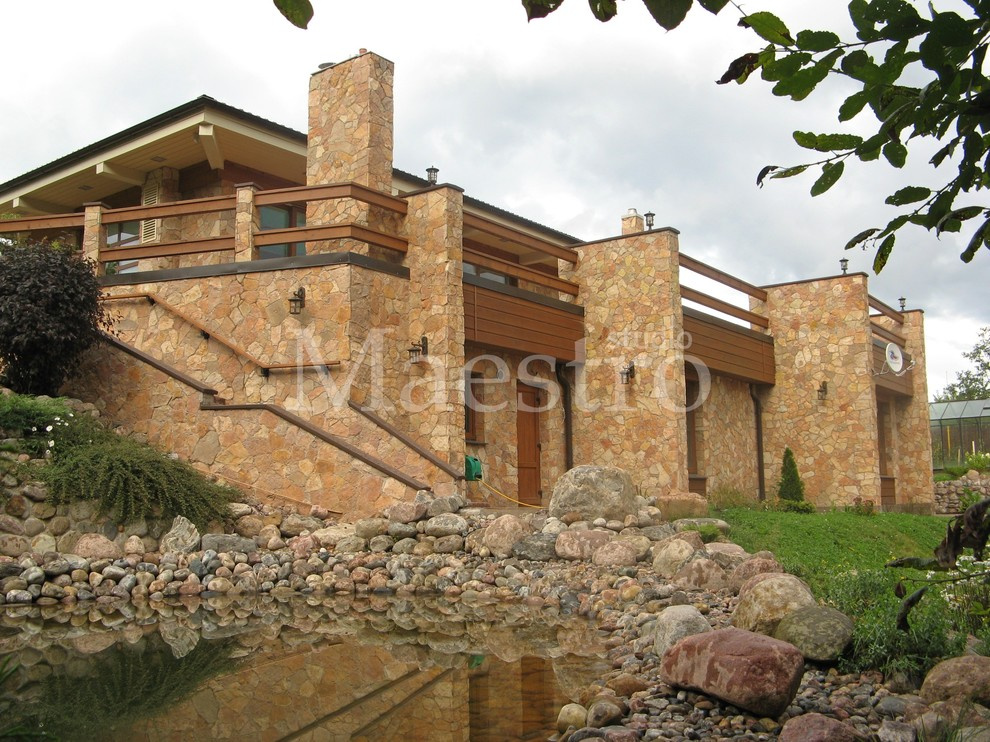 Двухуровневый участок в Токсово, загон для лошади и пруды из природного камня