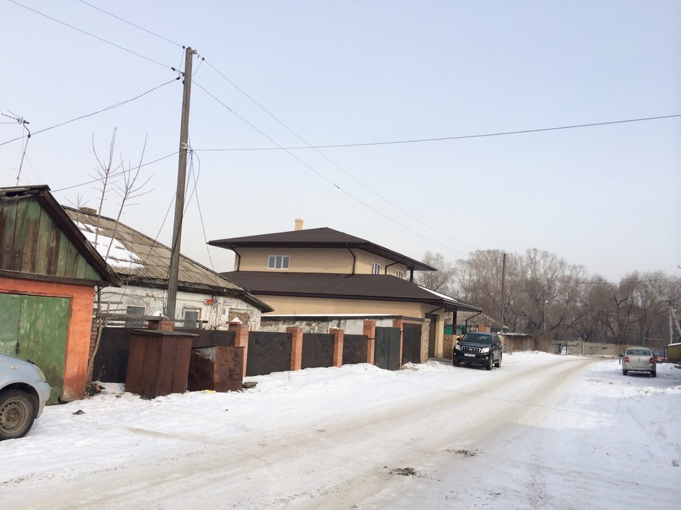Большой дом в черте города