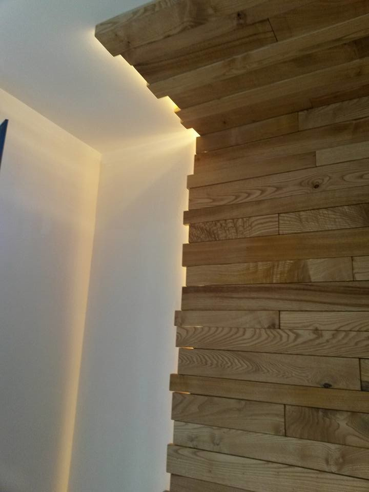 Декоративная стена в спальне.