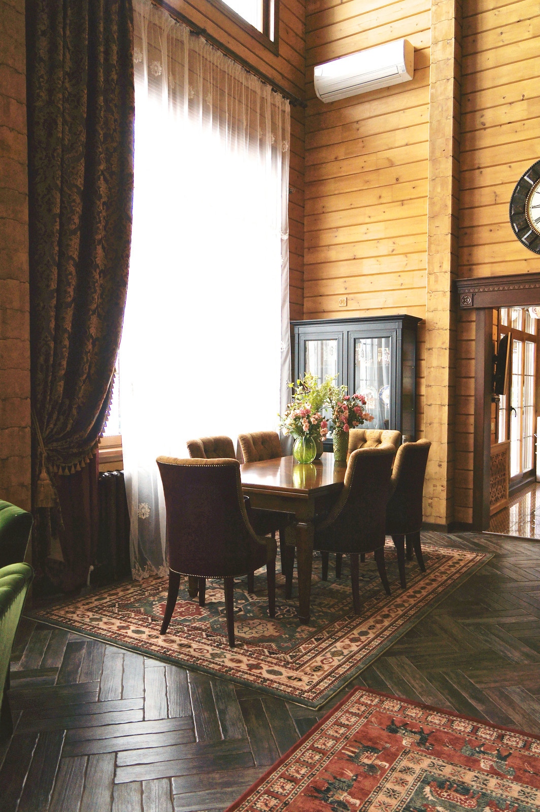 Интерьер загородного дома и ландшафт