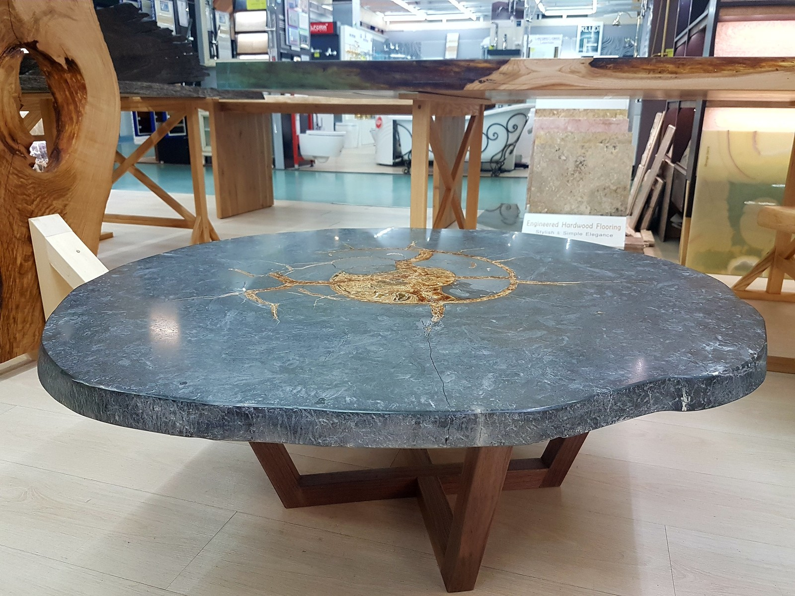 Стол журнальный, аммонит