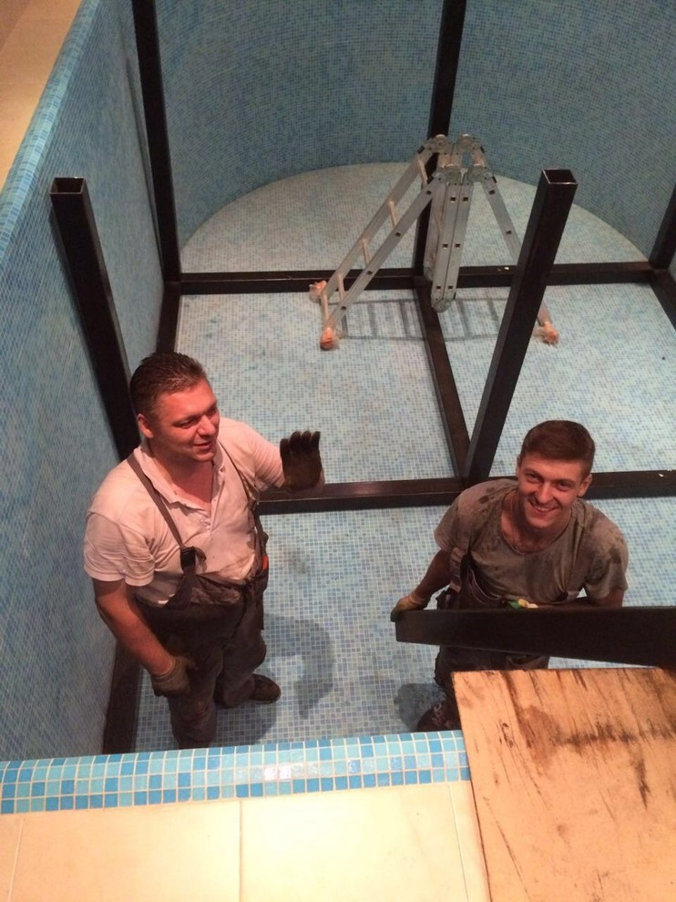 Бассейн превращается в спортзал, без шума, пыли, быстро и надежно.