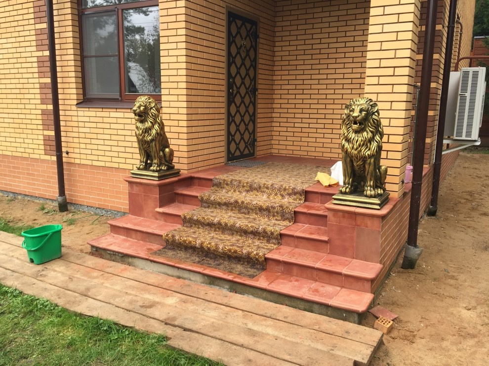 Скульптуры бетонных львов в золотом цвете на главной лестнице