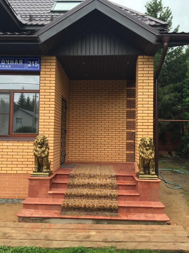 Обложка проекта: Скульптуры бетонных львов в золотом цвете на главной лестнице