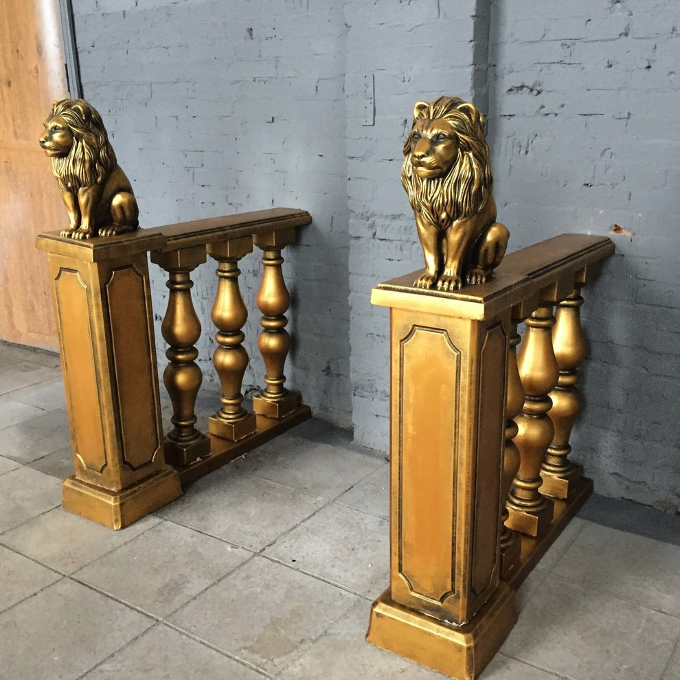 Балясины в золотом цвете и скульптуры львов