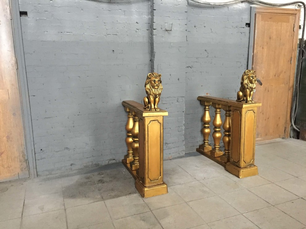 Балясины в золотом цвете и скульптуры львов