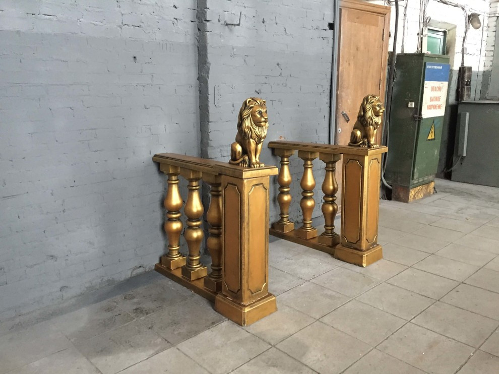 Балясины в золотом цвете и скульптуры львов