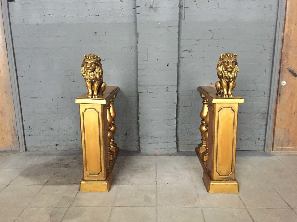 Балясины в золотом цвете и скульптуры львов