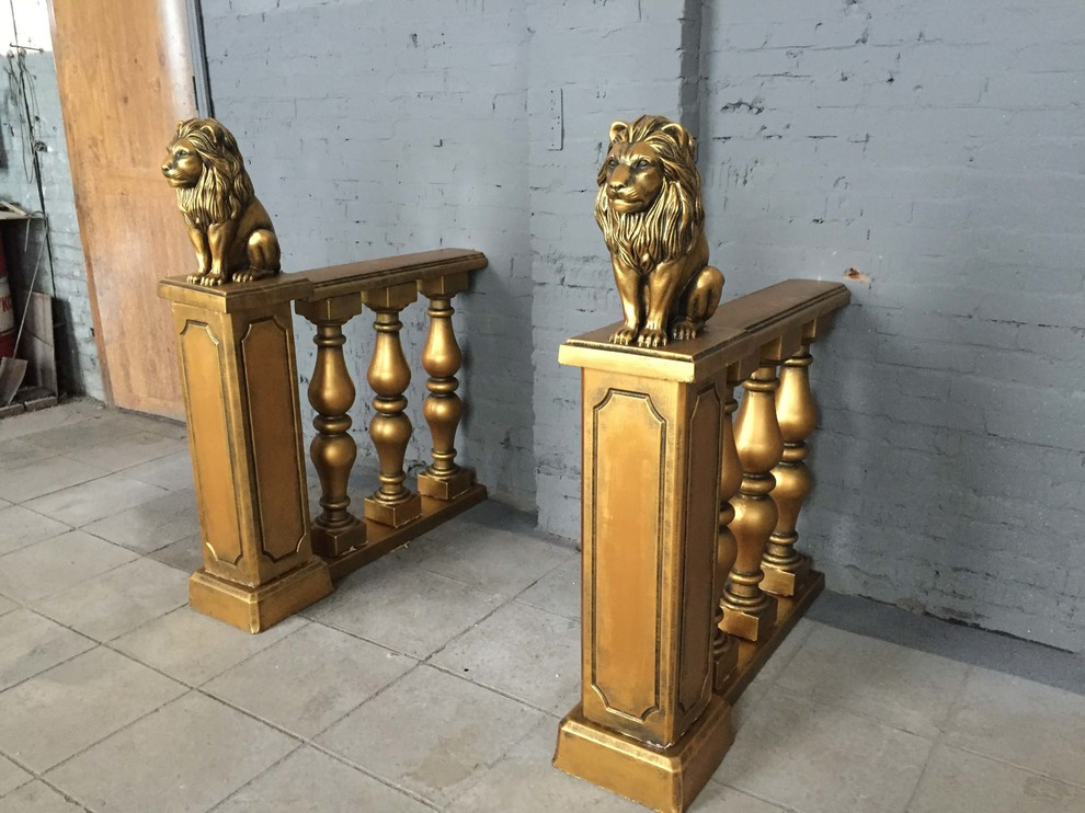 Балясины в золотом цвете и скульптуры львов