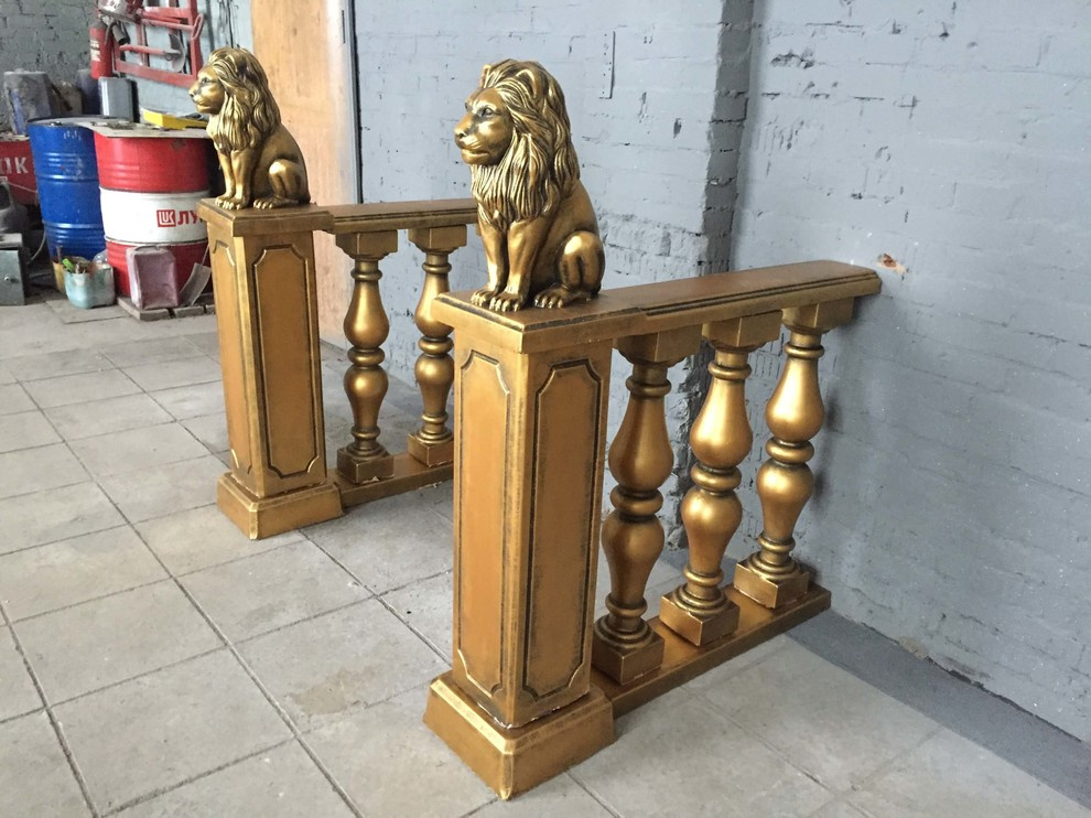 Обложка проекта: Балясины в золотом цвете и скульптуры львов