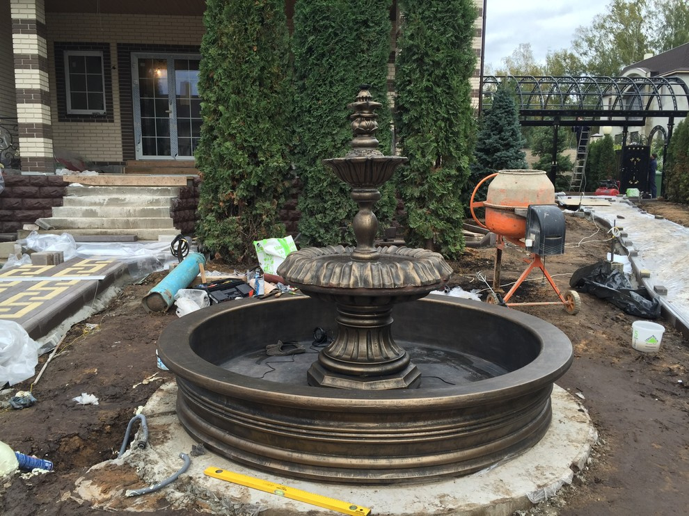 Садовый фонтан из бетона в белом цвете