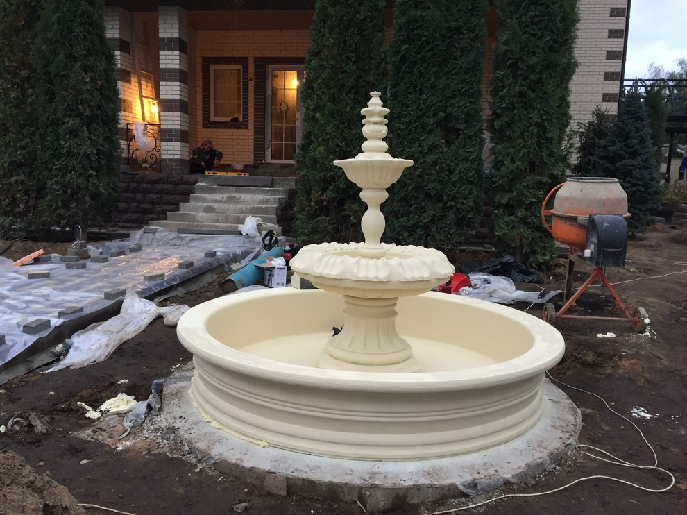 Садовый фонтан из бетона в белом цвете