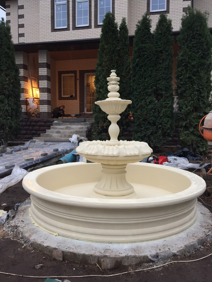 Садовый фонтан из бетона в белом цвете