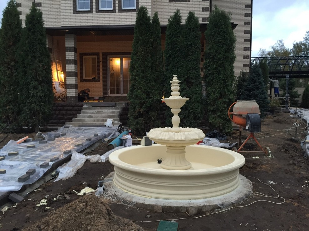 Обложка проекта: Садовый фонтан из бетона в белом цвете