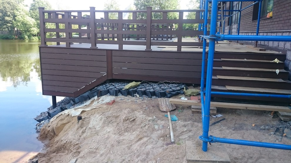 Терраса загородного дома с выходом на воду