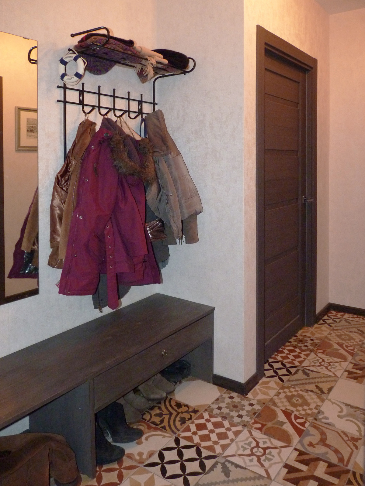 Прихожая. Вешалка для верхней одежды