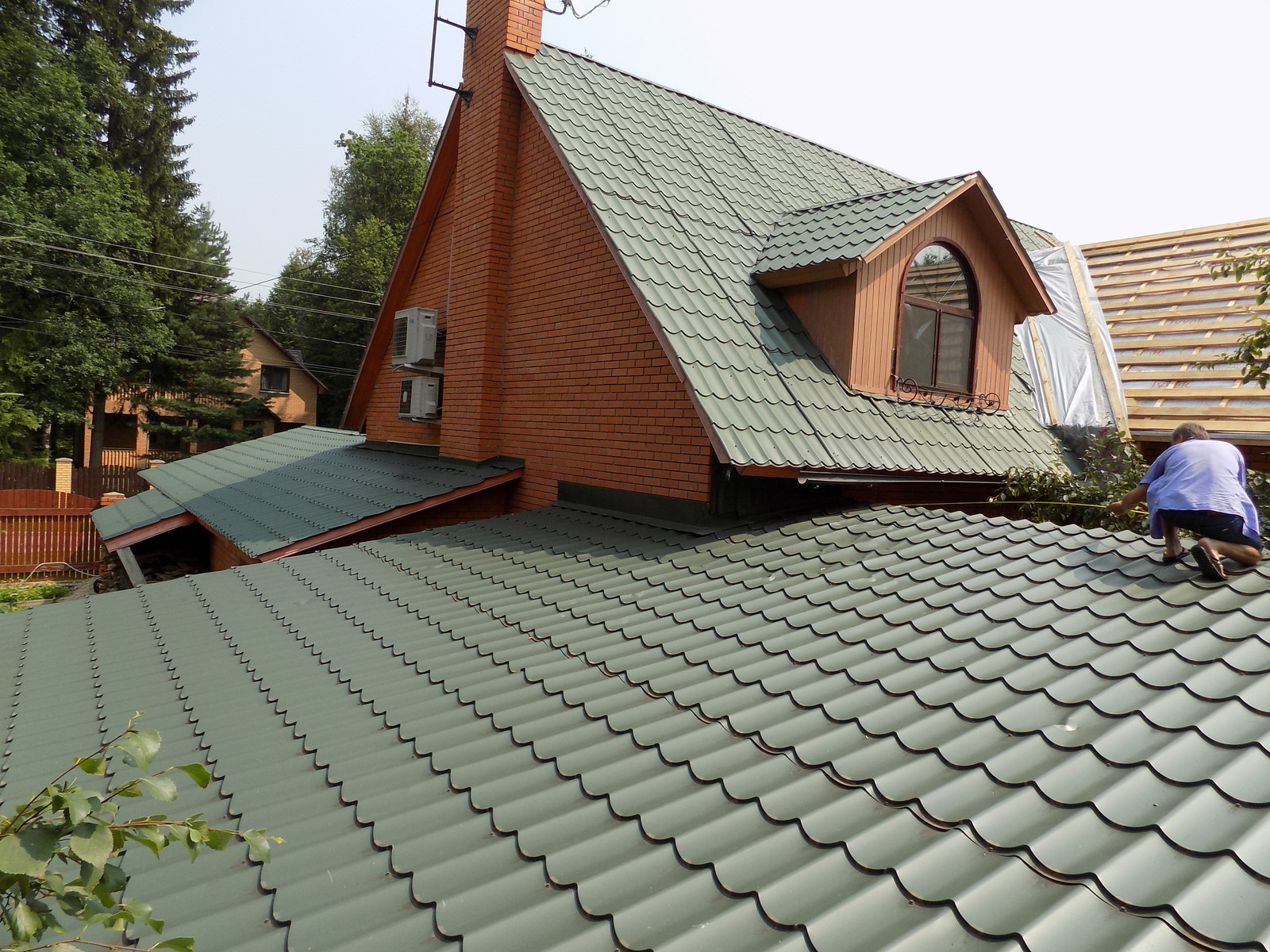 Замена старой кровли на композитную черепицу Metrotile Metroroman