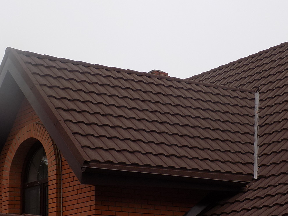 Замена старой кровли на композитную черепицу Metrotile Metroroman