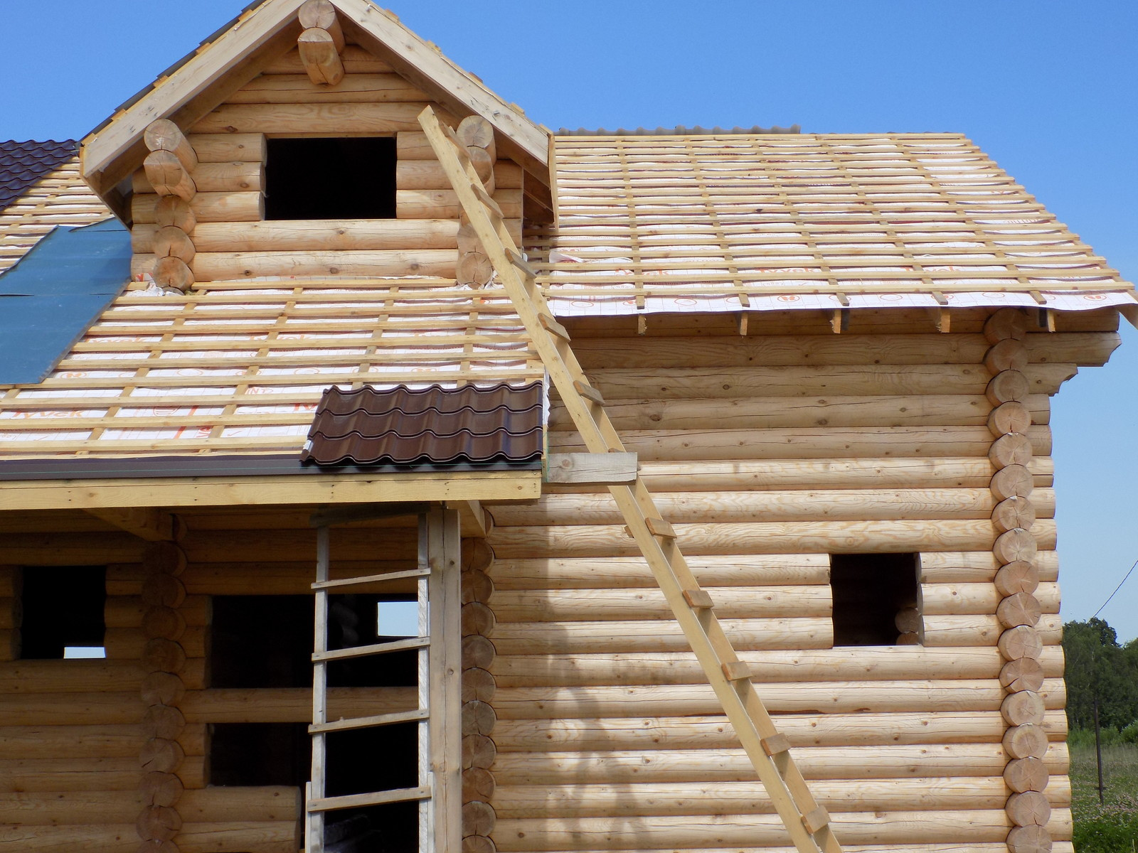 Монтаж металлочерепицы на готовую стропильную систему