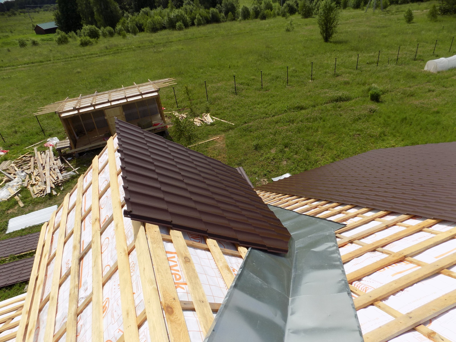 Монтаж металлочерепицы на готовую стропильную систему