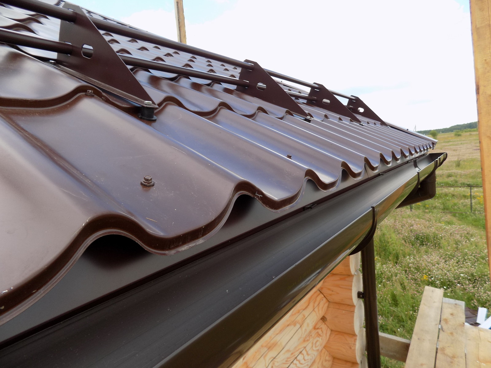 Монтаж металлочерепицы на готовую стропильную систему