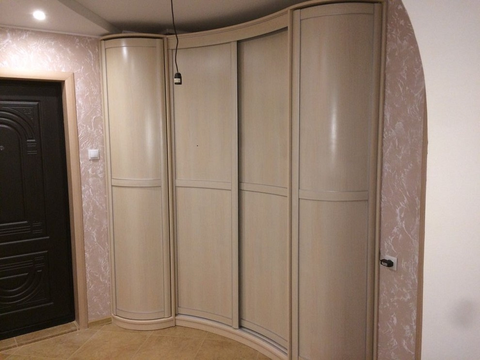 Радиусный шкаф в коридор