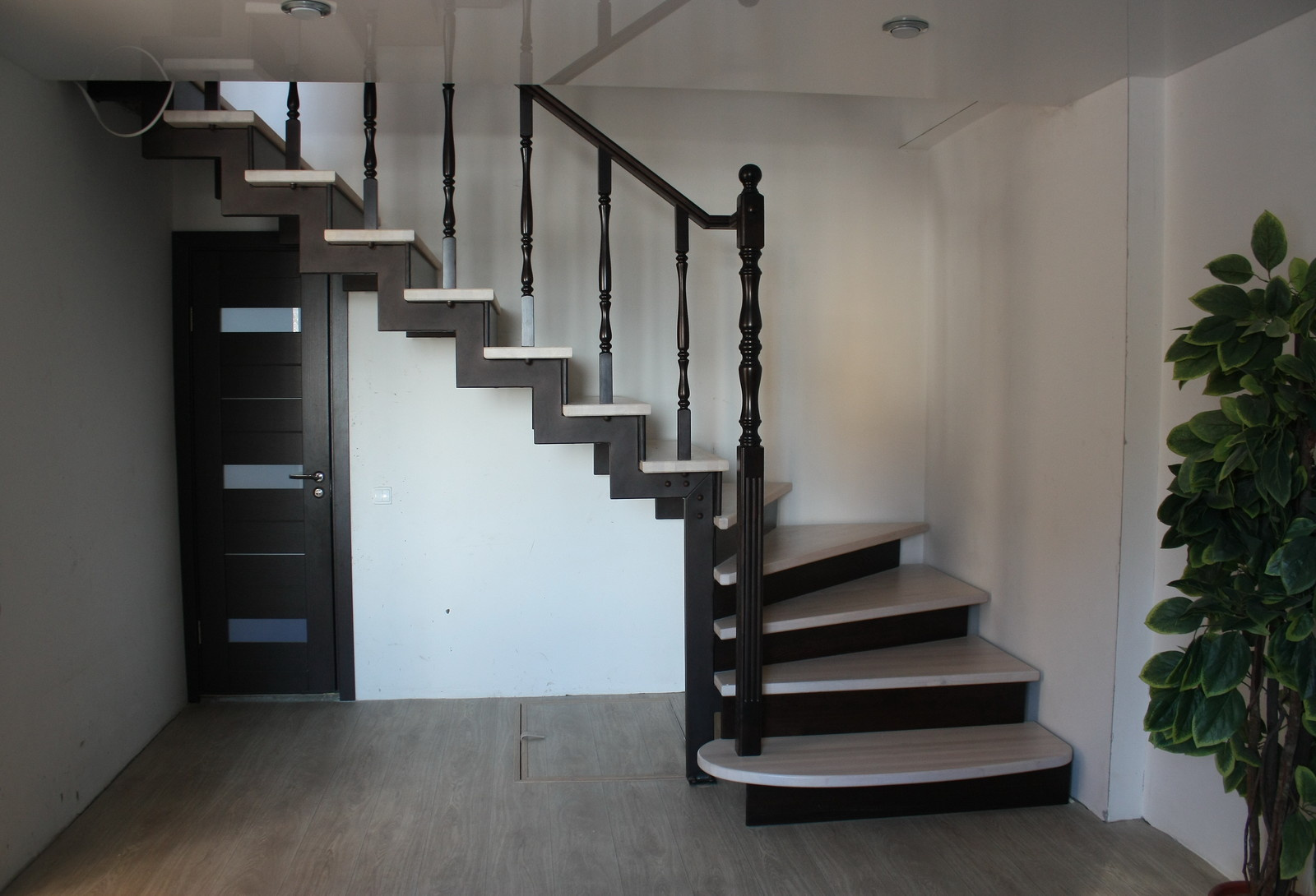 Лестница на металлокаркасе с ограждением из дерева