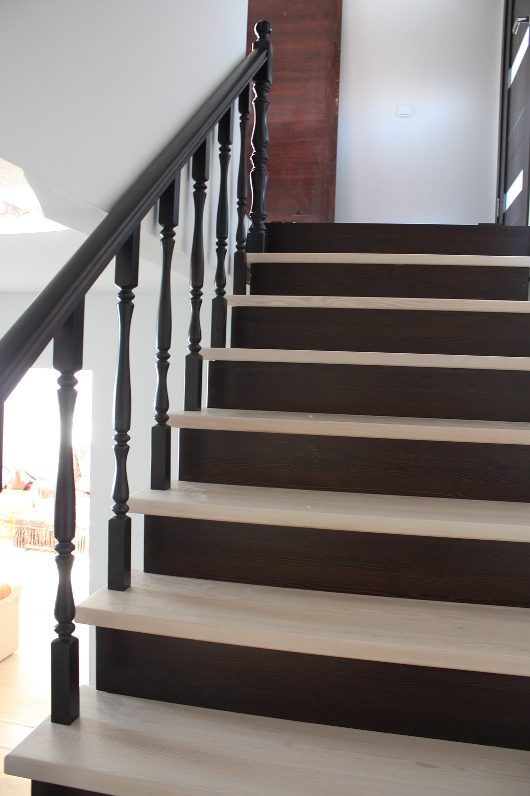 Лестница на металлокаркасе с ограждением из дерева