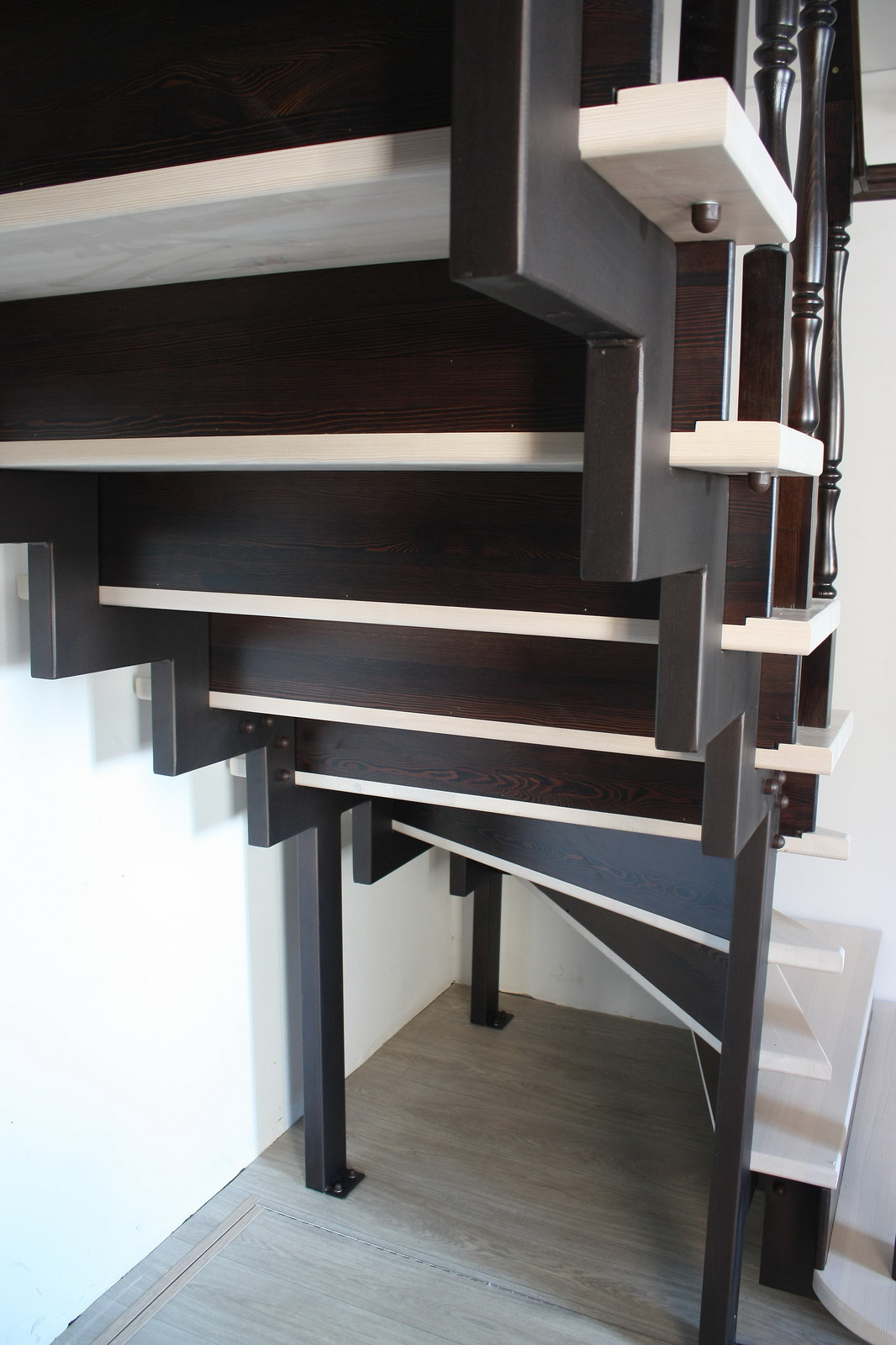 Лестница на металлокаркасе с ограждением из дерева