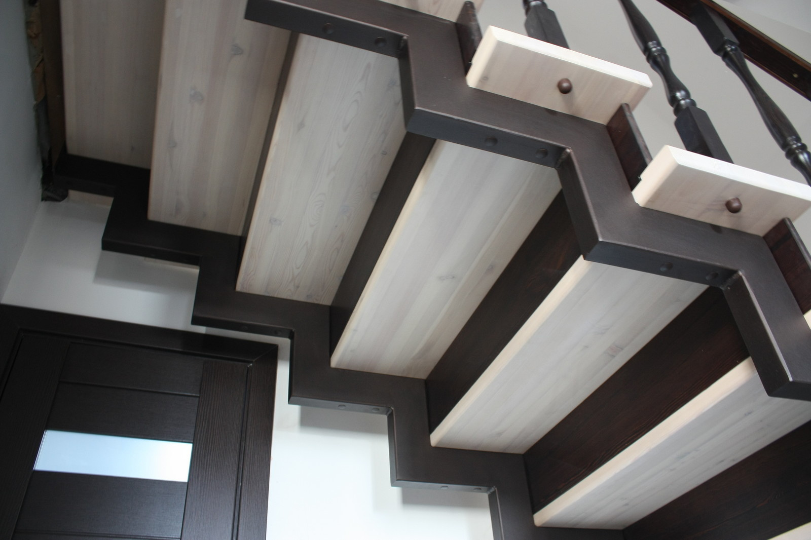 Лестница на металлокаркасе с ограждением из дерева