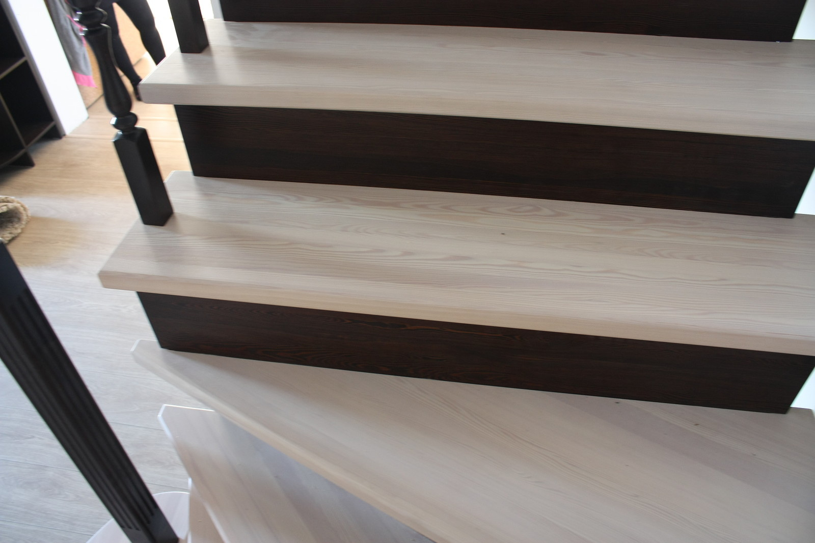 Лестница на металлокаркасе с ограждением из дерева