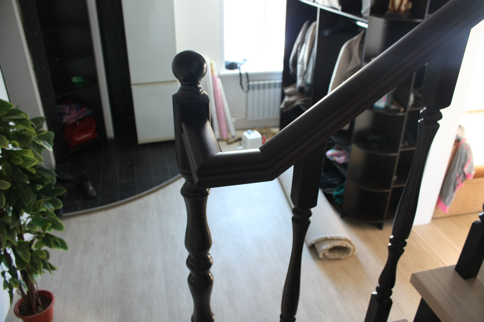 Лестница на металлокаркасе с ограждением из дерева