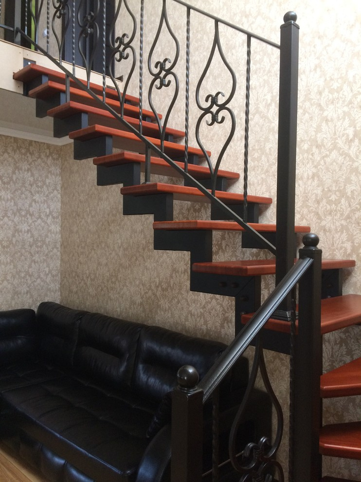 Лестница на металлокаркасе с элементами ковки