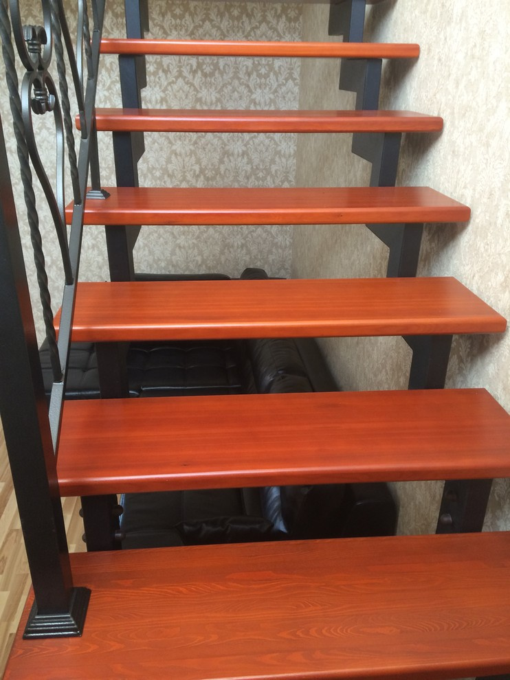 Лестница на металлокаркасе с элементами ковки