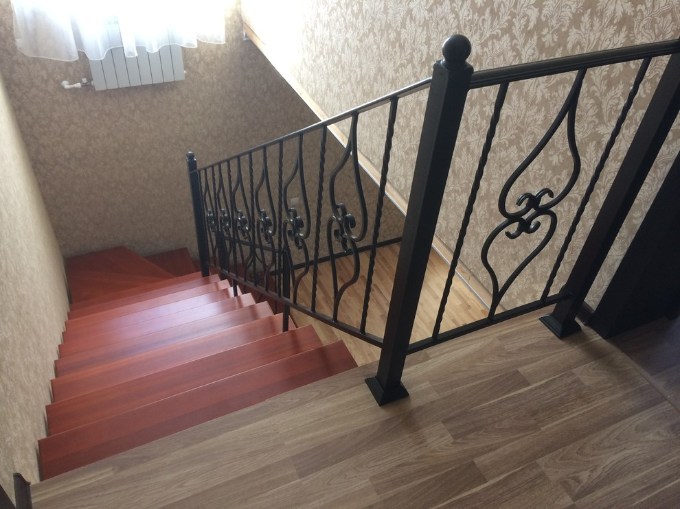 Лестница на металлокаркасе с элементами ковки