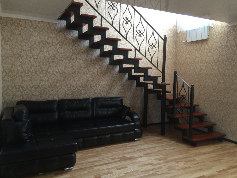 Лестница на металлокаркасе с элементами ковки