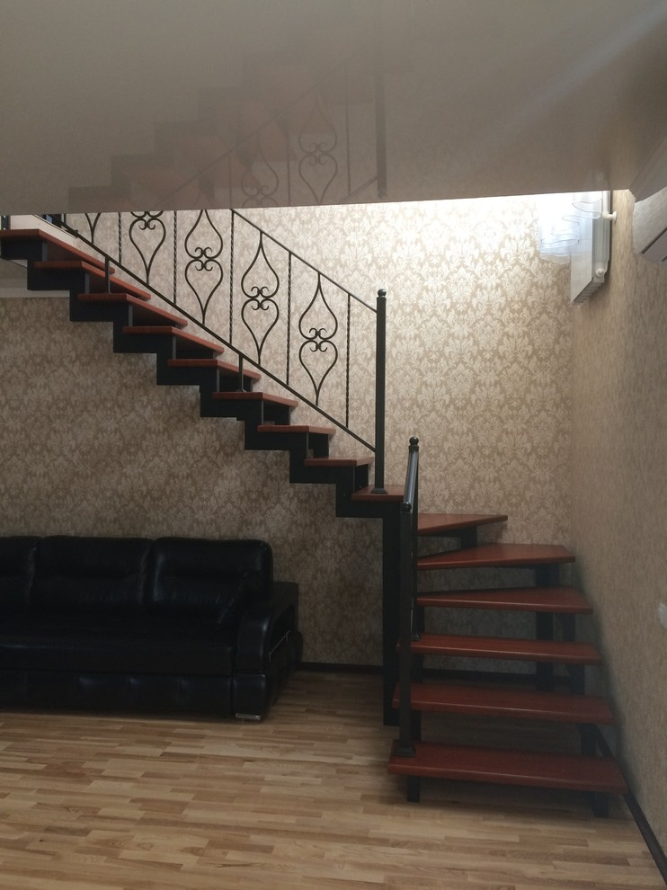 Обложка проекта: Лестница на металлокаркасе с элементами ковки