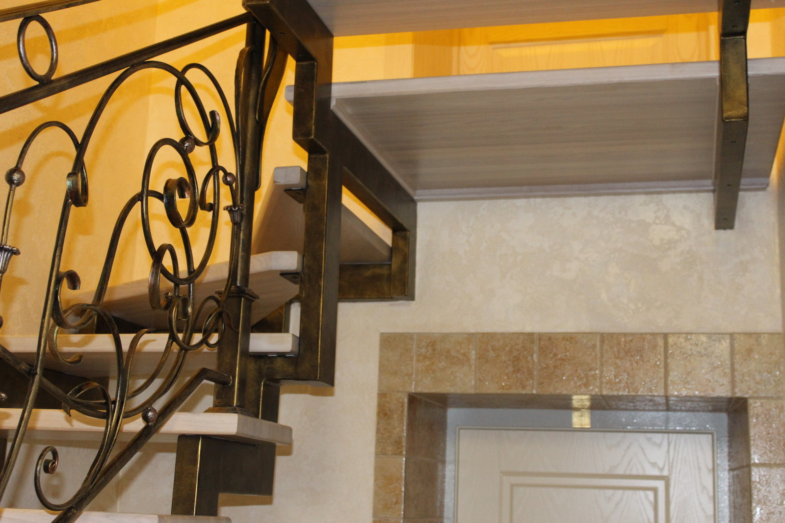Лестница с коваными перилами