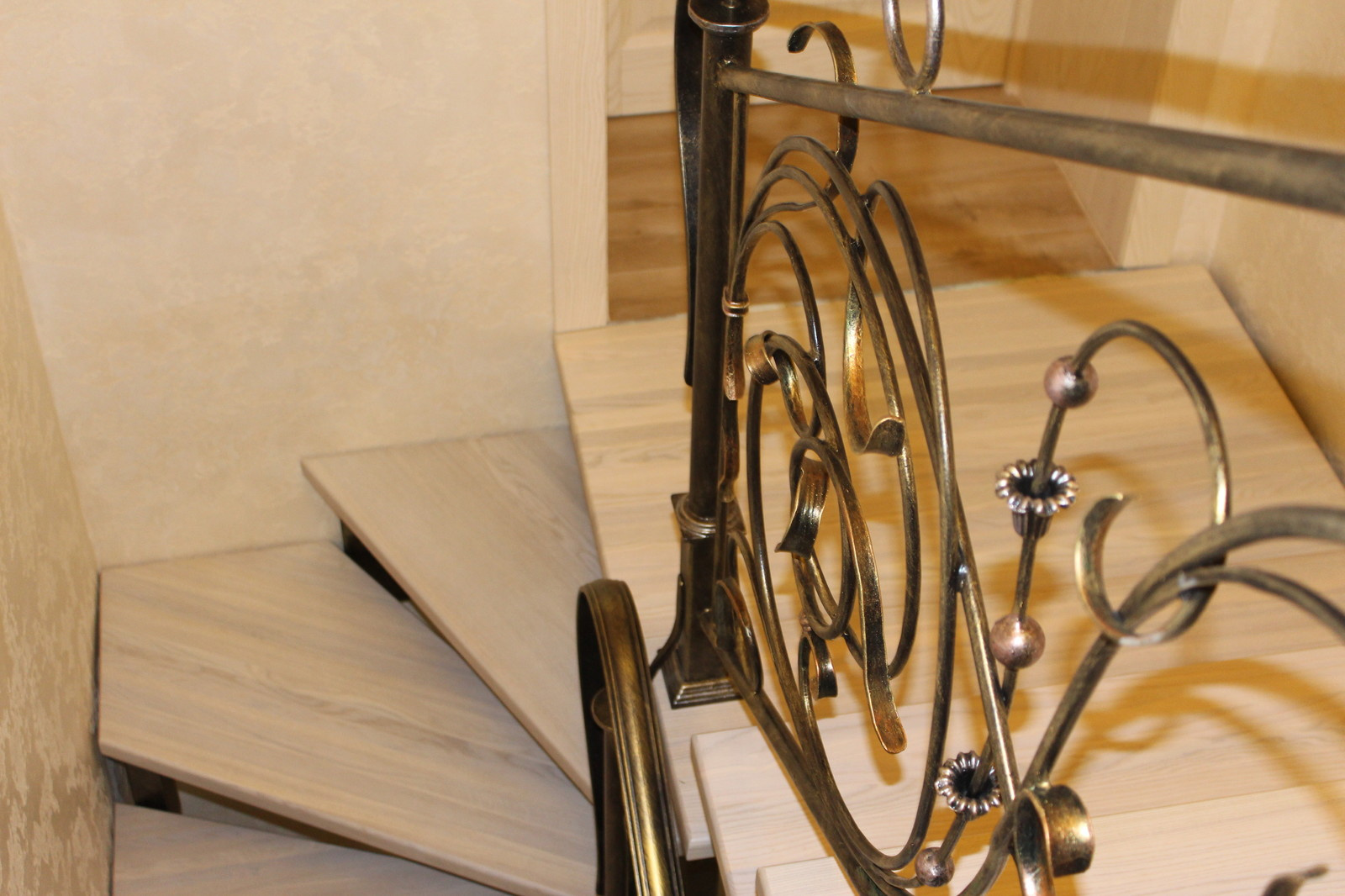 Лестница с коваными перилами