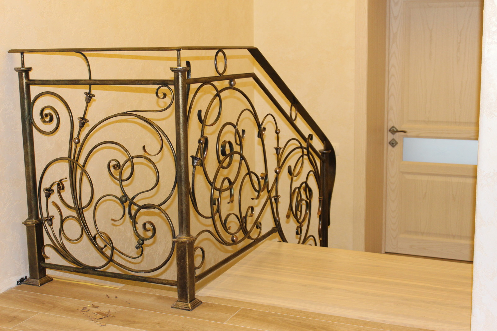 Лестница с коваными перилами