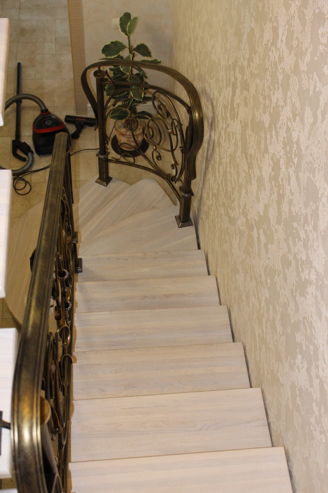 Лестница с коваными перилами