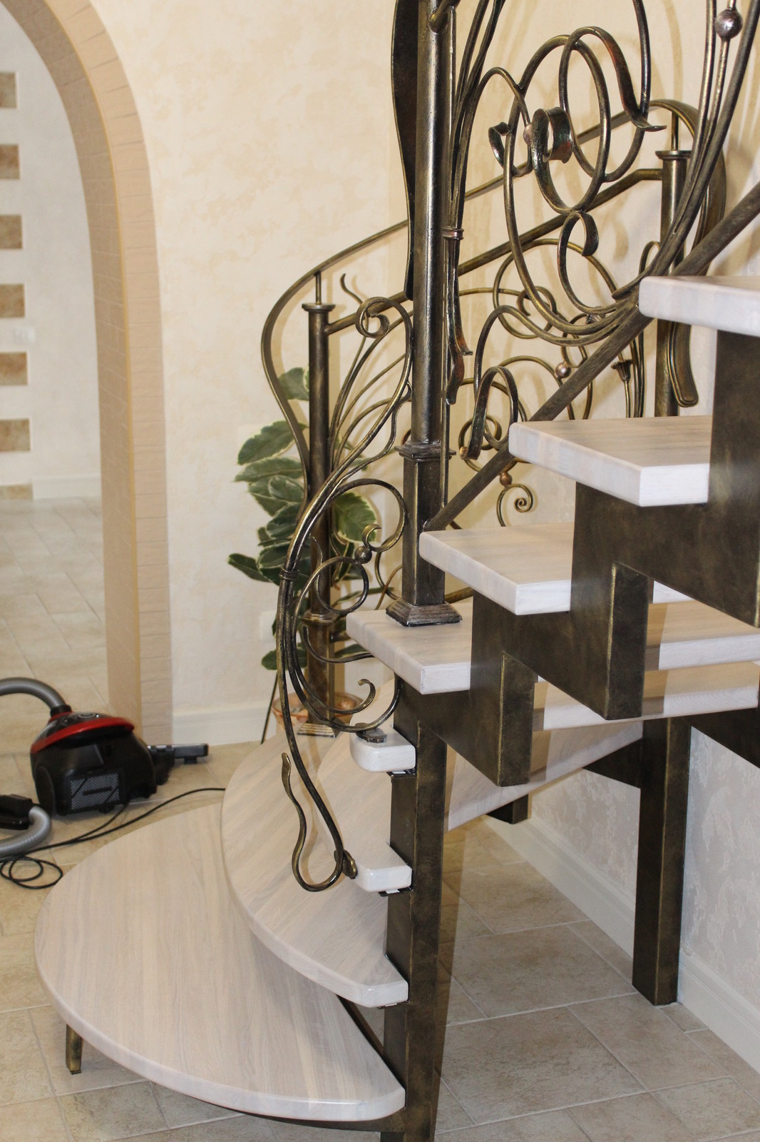 Лестница с коваными перилами