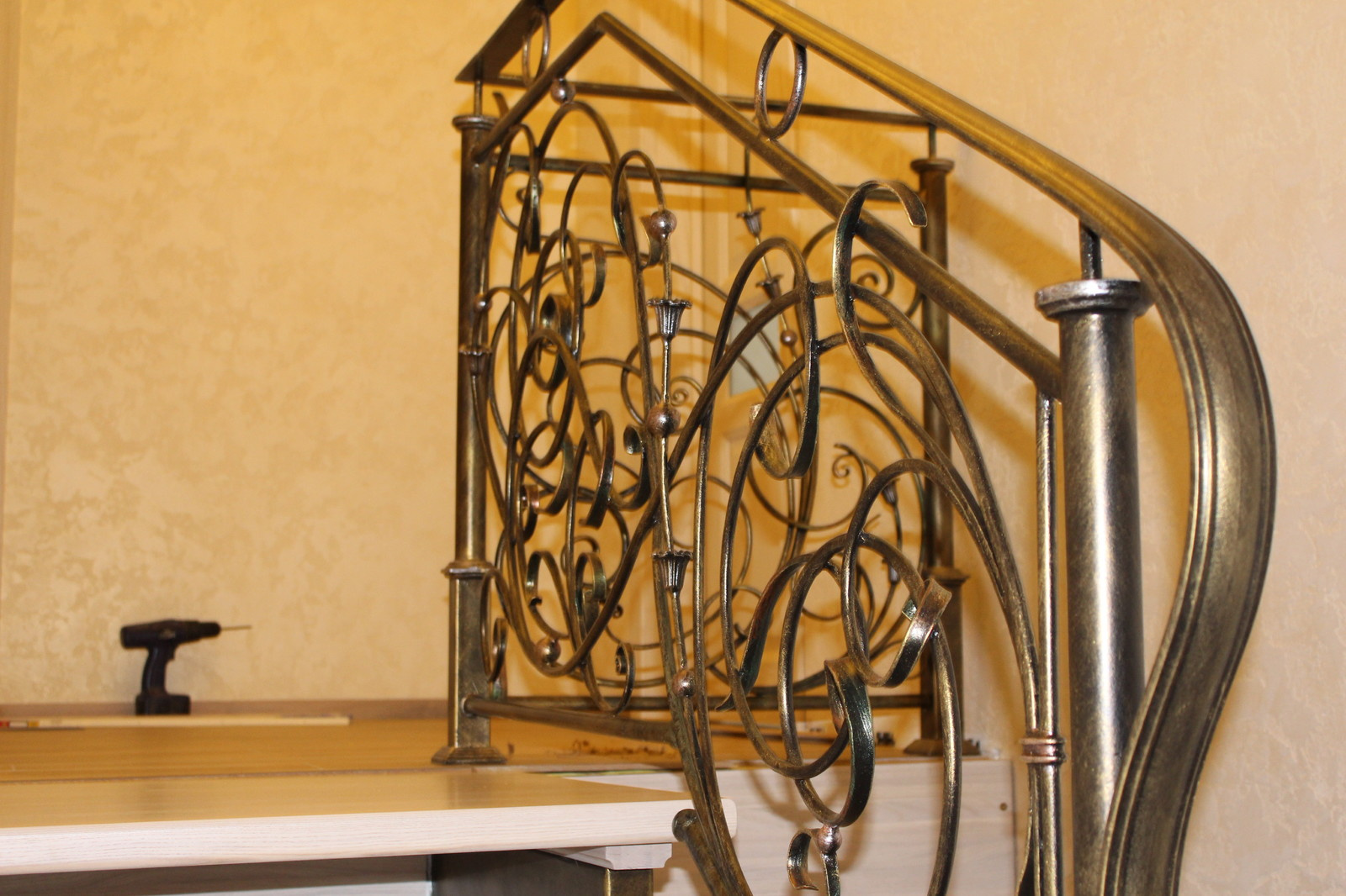 Обложка проекта: Лестница с коваными перилами