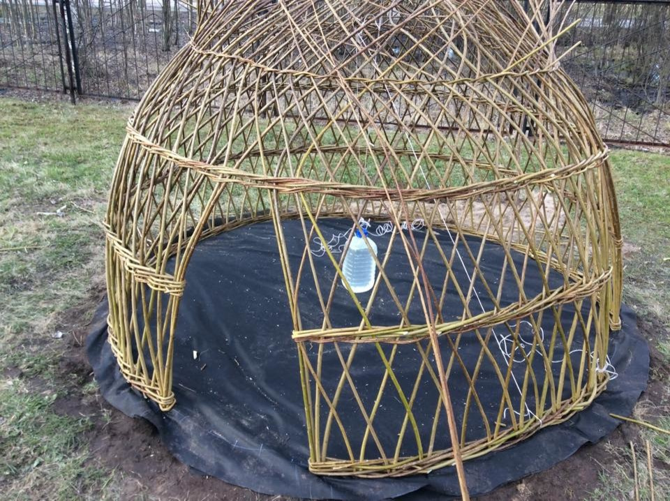 Плетеная беседка в детском саду.