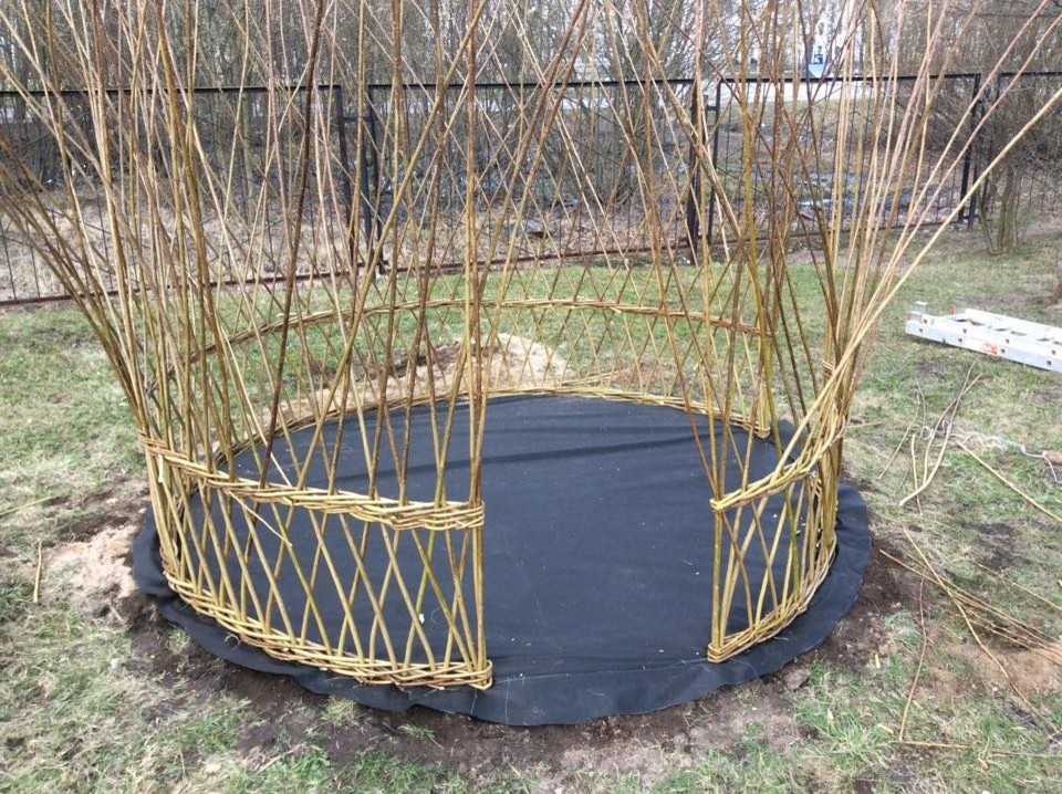 Плетеная беседка в детском саду.