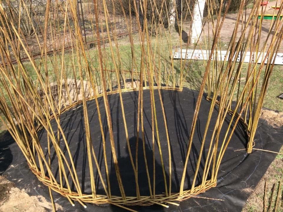 Плетеная беседка в детском саду.